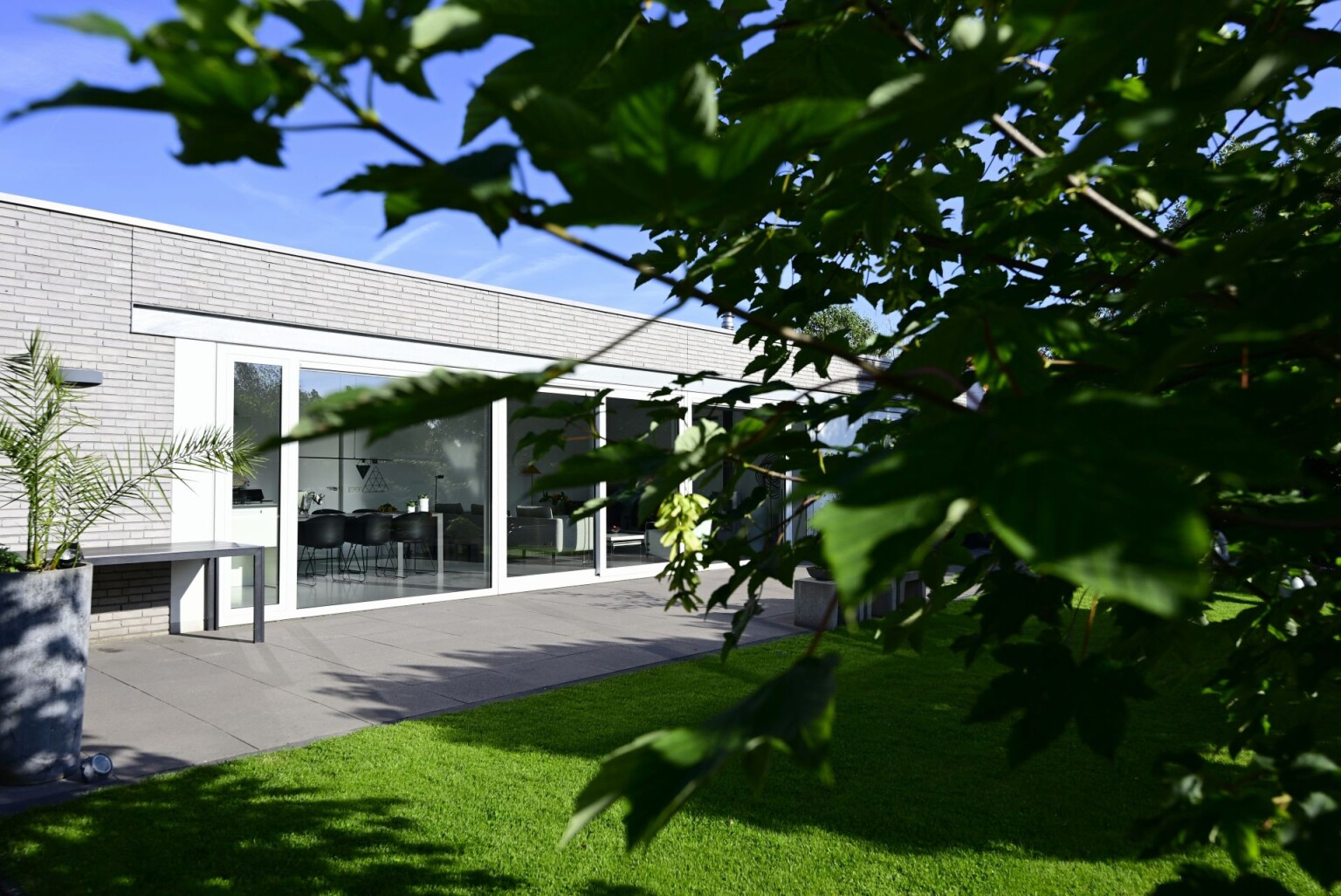 open beglazing met uitkijk in de tuin aan de achterzijde van de woning